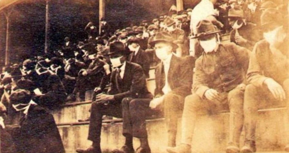 Στην πανδημία του 1918 οι θεατές φορούσαν μάσκες στις εξέδρες