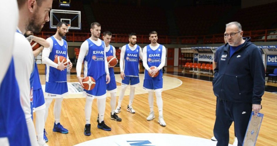 Basket.EOK.National team men.Practise.Skourtopoulos to players.close.944x500
